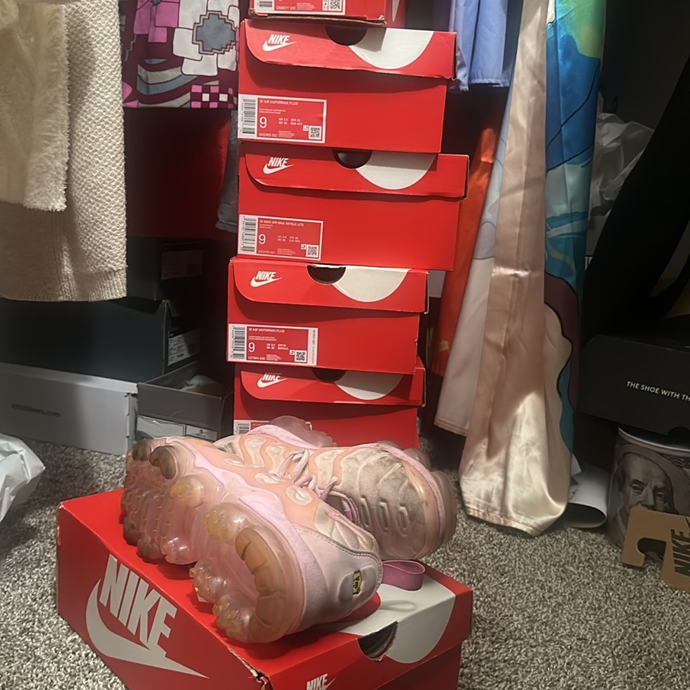Nike VaporMax Plus Free Gift 🎁
Bubblegum Pink Sneakers 👟 Size 9 (Used Dirty) - Picture 6 of 12